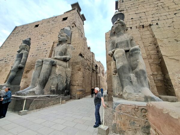 102 Luxor Luxor Tempel Pylon Ramsesstatuen 1 600x450 - Ägypten 2024