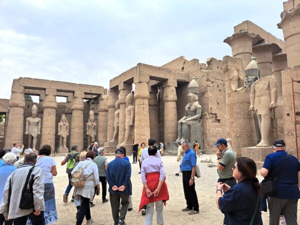 103 Luxor Luxor Tempel Grosser Saeulenhof Ramsesstatuen 1 600x450 - Ägypten 2024
