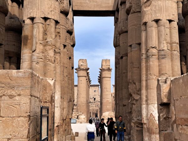 105 Luxor Luxor Tempel Blick aus Vorhalle auf Saeulengang und Pylon 1 600x450 - Ägypten 2024