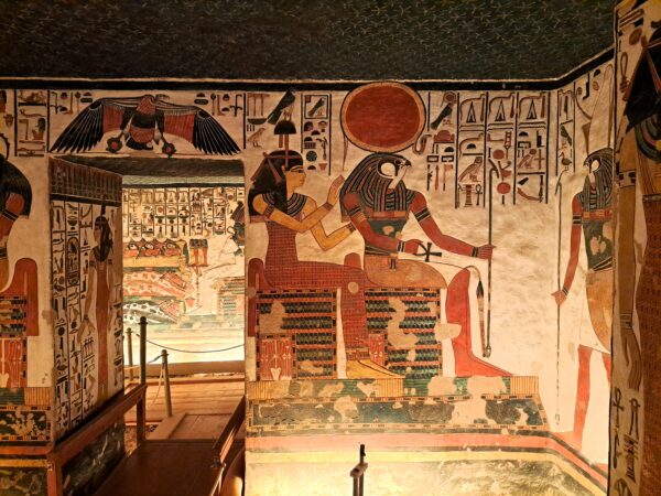 111 Luxor Theben West Tal der Koeniginnen Felsengrab der Koenigin Nefertari Gott Re Harachte und Goettin Hathor 1 600x450 - Ägypten 2024
