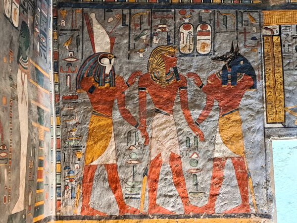 126 Luxor Theben West Tal der Koenige Felsengrab Ramses I. Pharao zwischen Horus und Anubis 1 600x450 - Ägypten 2024