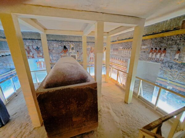 127 Luxor Theben West Tal der Koenige Felsengrab Ramses I. Sargkammer Sarkophag 1 600x450 - Ägypten 2024