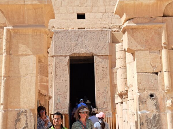 130 Luxor Theben West Totentempel der Hatschepsut Zugang zum Amun Heiligtum 1 600x450 - Ägypten 2024