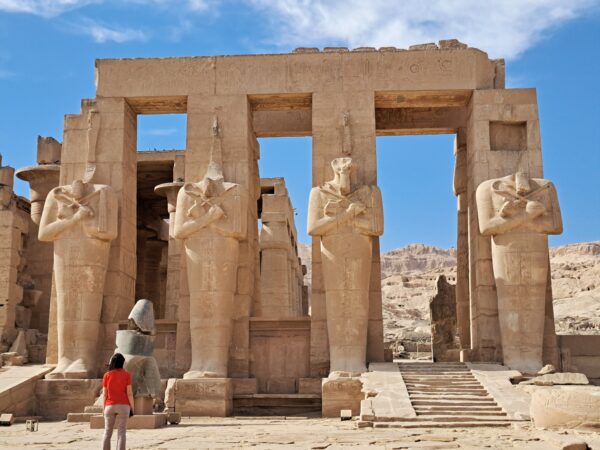135 Luxor Theben West Ramesseum Zweiter Hof Osiris Pfeiler 1 600x450 - Ägypten 2024