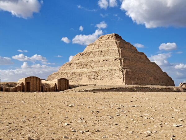 15 Sakkara Stufenpyramide Koenig Djoser 1 600x450 - Ägypten 2024