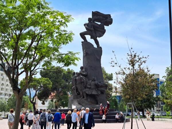 18 Vlore Unabhaengigkeitsdenkmal 600x450 - Südwestbalkan 2025