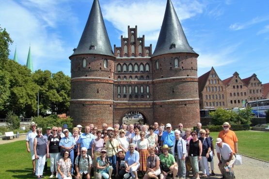 2019 VII Lübeck Holstentor RFH R0048318 555x370 - Gruppenfotos