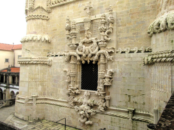 21 Tomar Christuskloster Christusritterkirche manuelinisches Fenster 600x450 - Portugal 2025