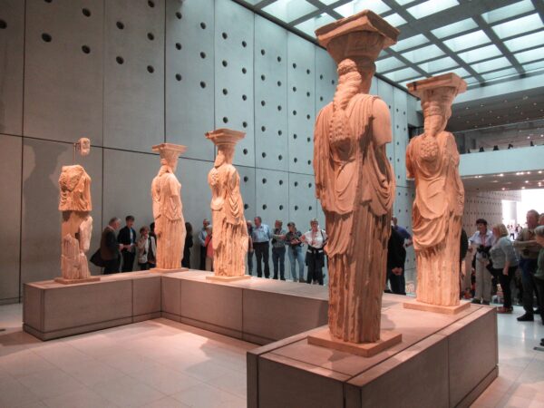 22 2023 Athen Akropolismuseum Koren des Erechtheion 600x450 - Griechenland 2023