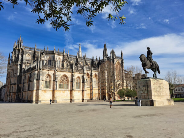 22 Batalha Klosterkirche und Reiterstatue Nuno Alvares Pereira 600x450 - Portugal 2025