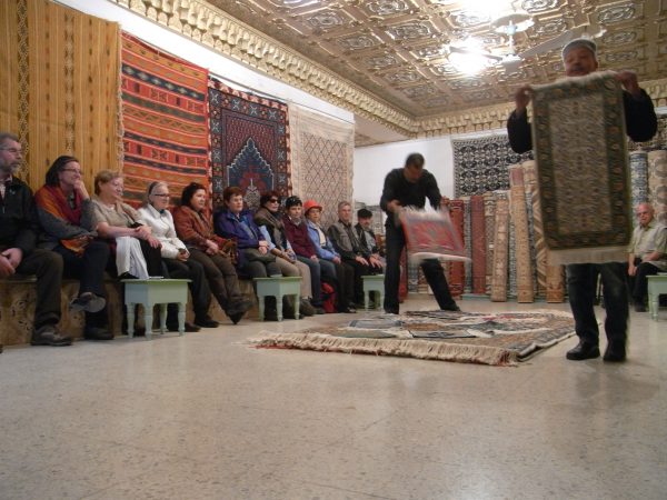 25 Kairouan Teppichverkauf 600x450 - Tunesien 2013