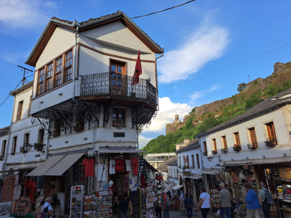 27 Gjirokaster 600x450 - Südwestbalkan 2025