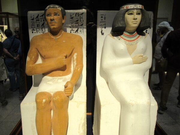28 Kairo Nationalmuseum Sitzstatuen Rahotep und Nofret 1 600x450 - Ägypten 2024