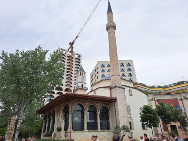 2 Tirana Skanderbeg Platz Ethem Bey Moschee Uhrturm 600x450 - Südwestbalkan 2025