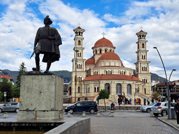 30 Korce Auferstehungskathedrale Nationalkriegerdenkmal 600x450 - Südwestbalkan 2025