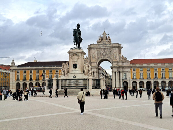 34 Lissabon Praca do Comercio 600x450 - Portugal 2025