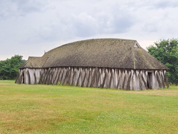 35 Hobro Wikingerringburg Fyrkat Langhaus 600x450 - D&auml;nemark 2026