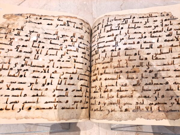 43 Kairo Museum fuer islamische Kunst Koranhandschrift 8. Jh 1 600x450 - Ägypten 2024