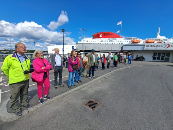 43 Oskarshamn Warten auf Bus 600x450 - Studienfahrt Südschweden