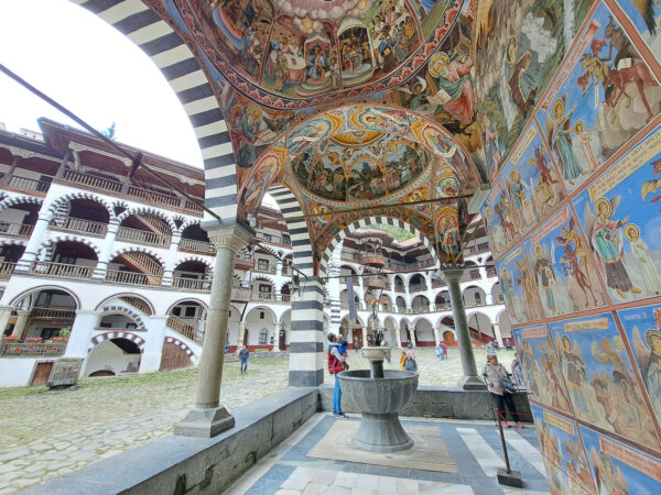43 Rila Kloster Klosterhof 600x450 - Bulgarien 2024