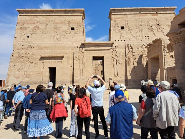 57 Insel Agilkia Isis Tempel Tempelvorplatz erster Pylon 1 600x450 - Ägypten 2024