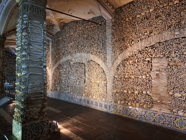 64 Evora Igreja de Sao Francisco Knochenkapelle 600x450 - Portugal 2025