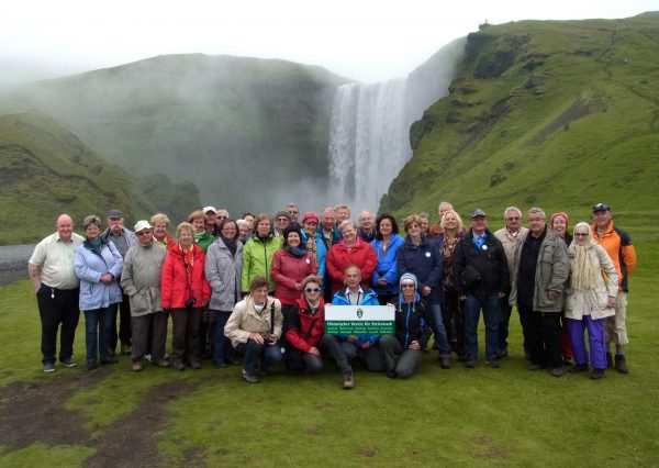 67 Gruppenbild vor dem Skógafoss 600x426 - Island 2013