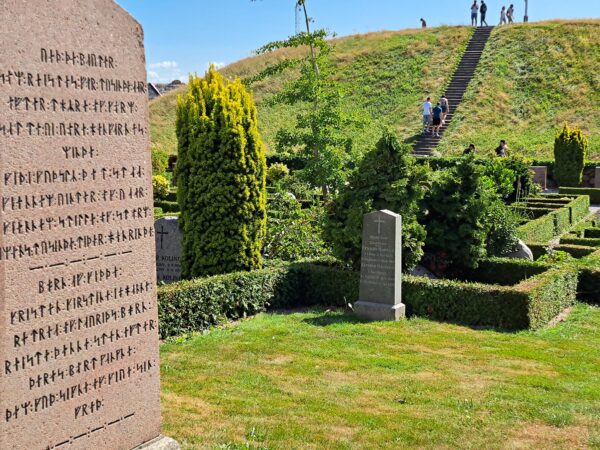 74 Jelling Friedhof kleiner Grabhuegel 600x450 - D&auml;nemark 2026