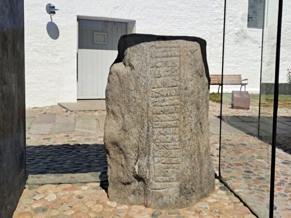 75 Jelling kleiner Runenstein 600x450 - D&auml;nemark 2026