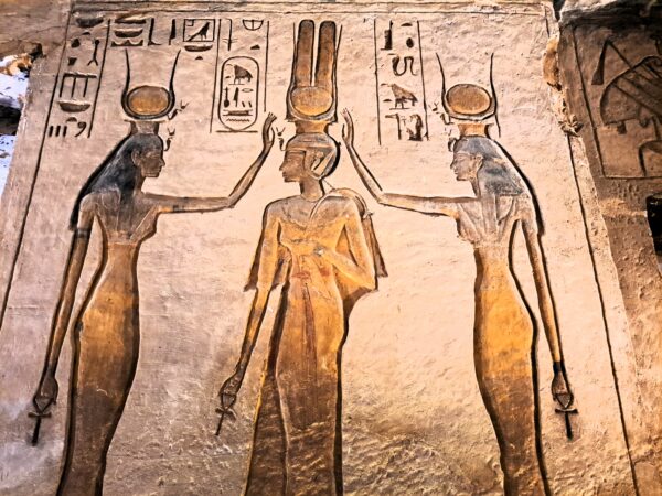 77 Abu Simbel Hathor Tempel Vergoettlichung Koenigin Nefertari 1 600x450 - Ägypten 2024