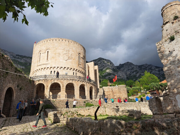 84 Kruje Skanderbeg Museum 600x450 - Südwestbalkan 2025