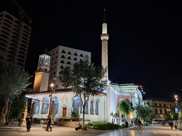 87 Tirana Skanderbeg Platz Ethem Bey Moschee Uhrturm 600x450 - Südwestbalkan 2025