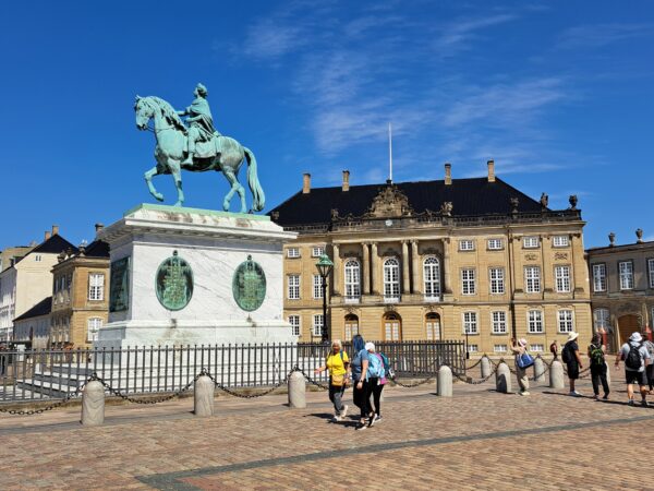 9 Kopenhagen Schloss Amalienborg Palais Brockdorff Frederik V 600x450 - D&auml;nemark 2026