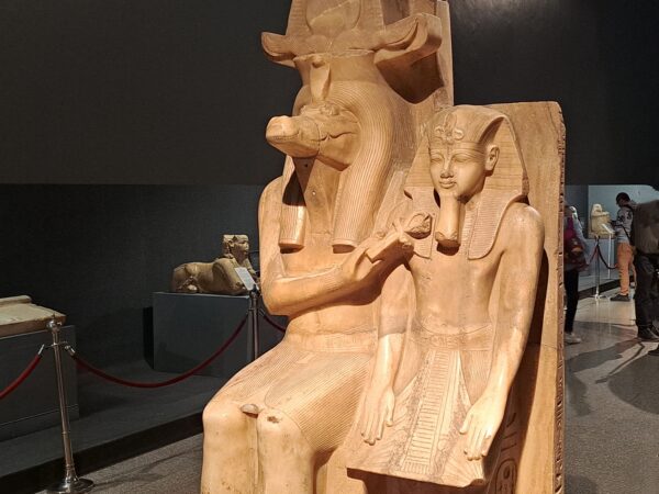 98 Aegypten Luxor Luxor Museum Alabasterfigur Sobek und Amenhotep III 1 600x450 - Ägypten 2024