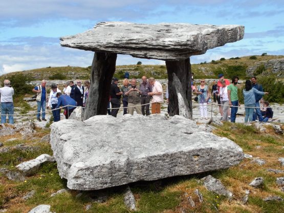 Fahrten 2018 Irland 29 Burren Poulnabrone Dolmen RFH R0042592 555x416 - Irland 2018