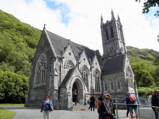 Fahrten 2018 Irland 35 Kylemore Abbey Kirche RFH R0042736 555x416 - Irland 2018