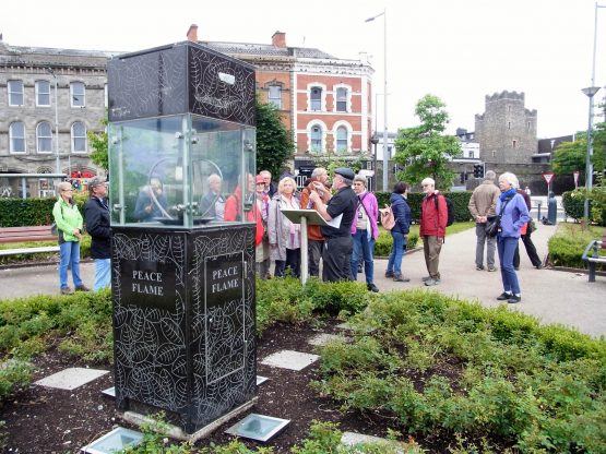 Fahrten 2018 Irland 45 Londonderry Peace Flame RFH R0042972 555x416 - Irland 2018