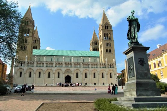 Fahrten 2018 Serbien 06 Fünfkirchen Dom RFH R0041252 555x370 - Habsburgisches Serbien 2018