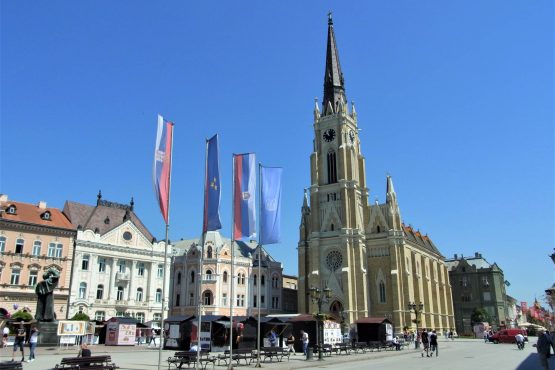 Fahrten 2018 Serbien 10 Neusatz Hauptplatz Marienkirche RFH R0041334 555x370 - Habsburgisches Serbien 2018