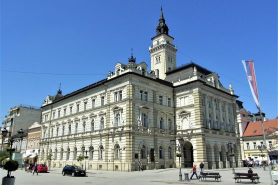 Fahrten 2018 Serbien 11 Neusatz Rathaus RFH R0041335 555x370 - Habsburgisches Serbien 2018