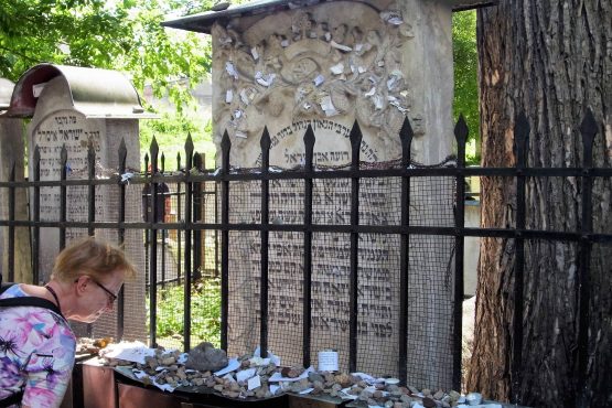 Fahrten GalizienBukowina 2016 06 Krakau Kazimierz Remuh Friedhof Grab Moses Isserles 555x370 - Galizien und Bukowina 2016