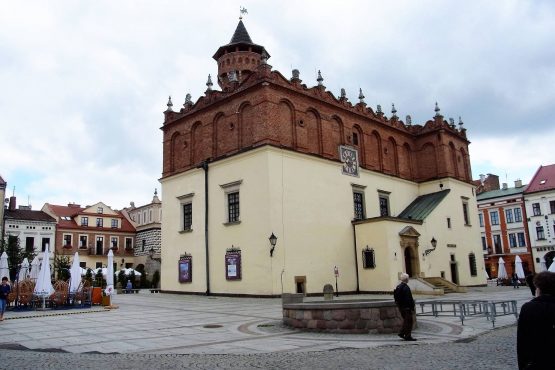 Fahrten GalizienBukowina 2016 07 Tarnau Rathaus 555x370 - Galizien und Bukowina 2016