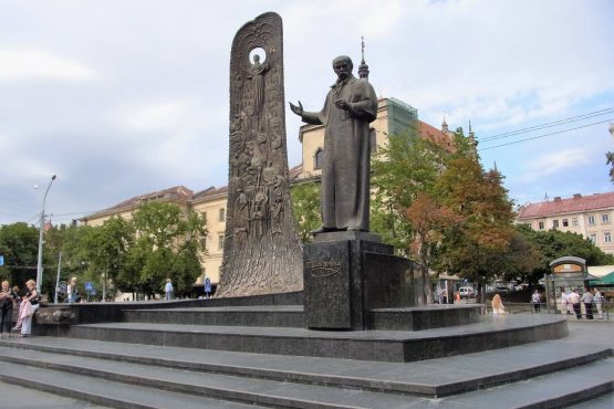 Fahrten GalizienBukowina 2016 19 Lemberg Swobody Prospekt Schewtschenko Denkmal 555x370 - Galizien und Bukowina 2016