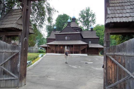 Fahrten GalizienBukowina 2016 30 Kolomea orth Holzkirche 555x370 - Galizien und Bukowina 2016