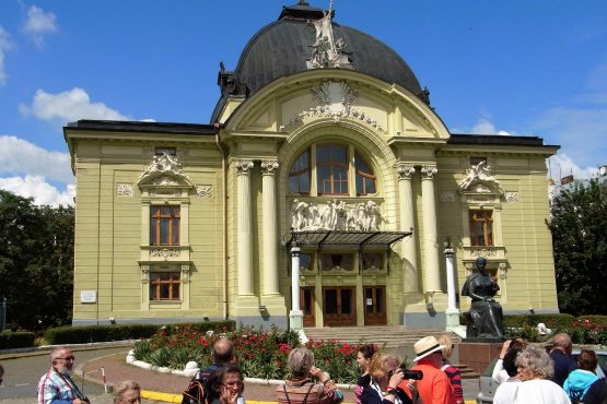 Fahrten GalizienBukowina 2016 33 Czernowitz Theater 555x370 - Galizien und Bukowina 2016