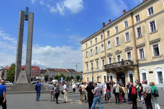 Fahrten GalizienBukowina 2016 50 Klausenburg Heldenplatz Memorandum Denkmal 1994 555x370 - Galizien und Bukowina 2016
