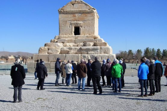 Fahrten Iran 2017 08 Pasargadae Grab Kyros 555x370 - Iran 2017