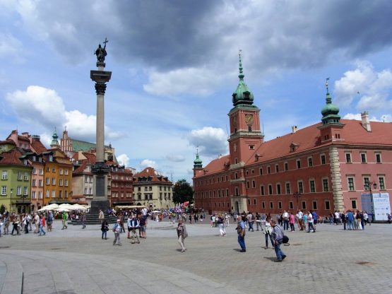 Fahrten Polen 2017 07 Warschau Schlossplatz 555x416 - Polen 2017