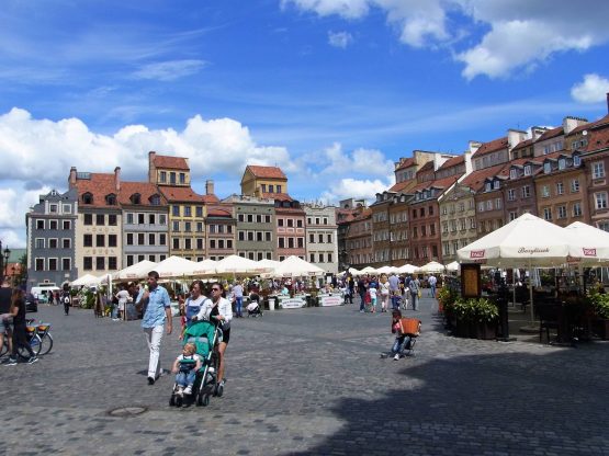 Fahrten Polen 2017 09 Warschau Altstädter Marktplatz 555x416 - Polen 2017