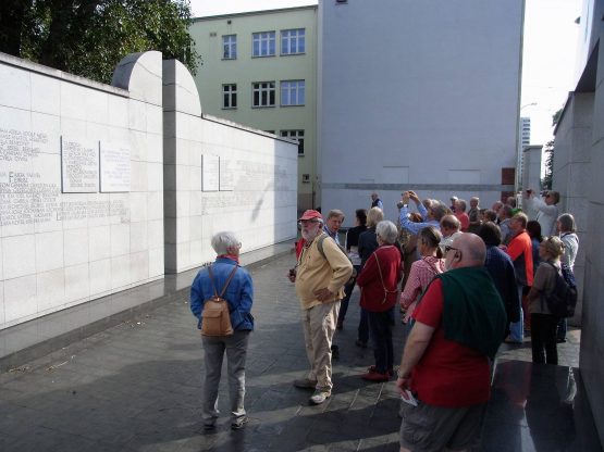 Fahrten Polen 2017 11 Warschau Umschlagplatz 555x416 - Polen 2017